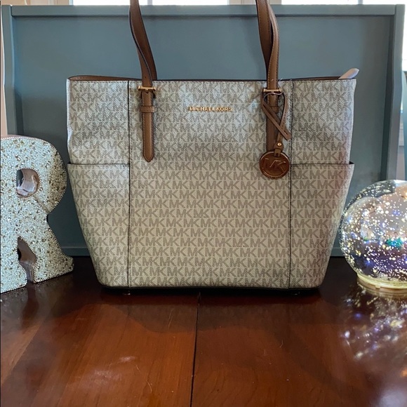MICHAEL Michael Kors Handbags - ✨Firm Price✨ Michael Kors Medium Tote